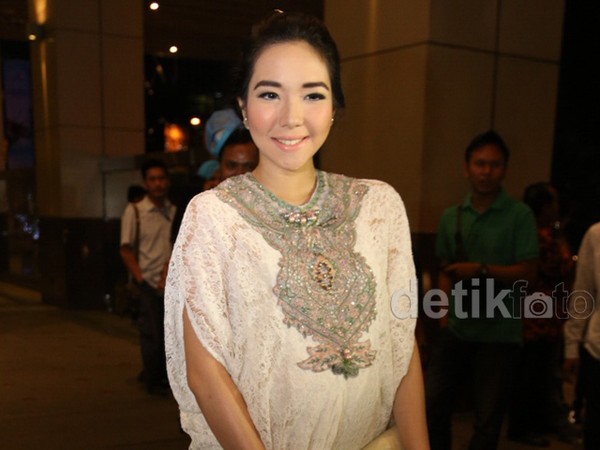 Gisel Cantik Berkaftan Putih