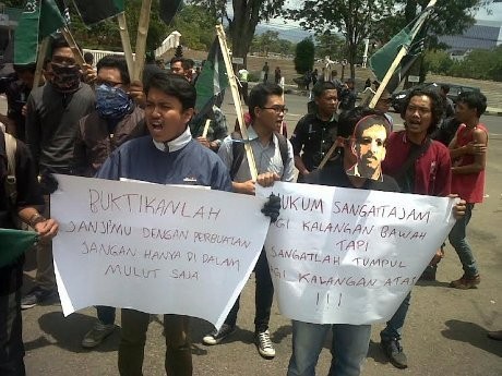 Mahasiswa di Bandung Ingatkan Jokowi-JK Soal Munir