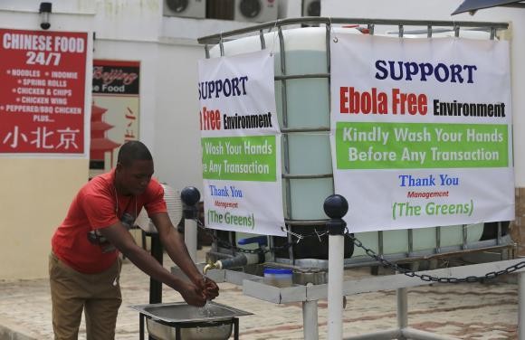 Kampanye cuci tangan untuk cegah Ebola di Abuja, Nigeria (Foto: Reuters) Kampanye cuci tangan untuk cegah Ebola di Abuja, Nigeria (Foto: Reuters)