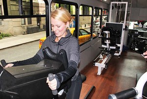 Wah! Orang-orang Bisa Nge-gym di dalam Bus Ini Lho