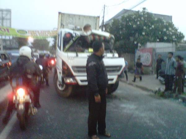 Kecelakaan 2 Truk Konteiner, Depok Arah Lebak Bulus Macet Total