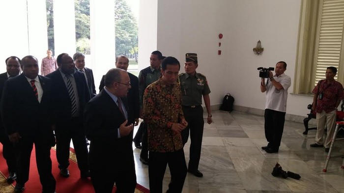 Berbatik Cokelat, Jokowi Terima Kunjungan PM Papua Nugini