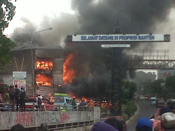 Ruko 3 Lantai di Ciputat Terbakar, Lalu Lintas Macet