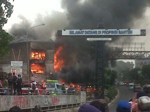Ruko 3 Lantai di Ciputat Terbakar, Lalu Lintas Macet