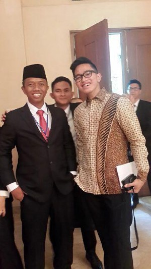 Gaya Alay Berbatik ala Putra Jokowi