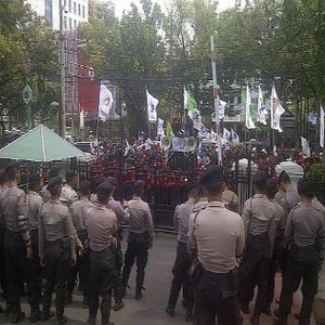 Tuntut UMP DKI 2015 Naik 30%, Ratusan Buruh Demo di Kantor Ahok