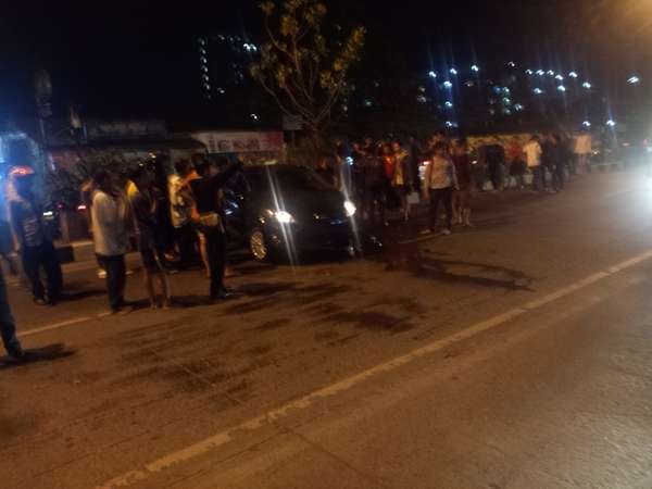 Tabrak Separator, Mobil Ford Fiesta Hampir Terbalik di Margonda