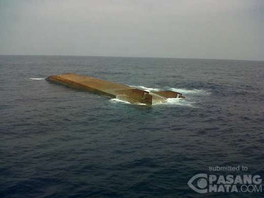 Penampakan Puing Kapal Kargo yang Tenggelam di Perairan Karawang