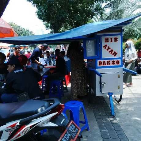 Demo Buruh, Jl Merdeka Selatan Jadi Lapak PKL dan Parkiran Motor Dadakan