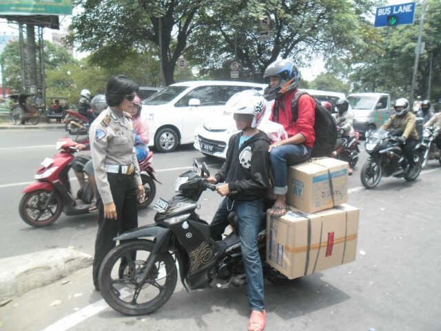 Polwan Cantik Setop Motor yang Penumpangnya Nangkring di Atas Kardus