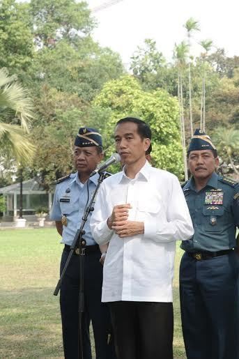 Menebak Pesan Jokowi yang Tampil Bersama Panglima, Kepala Staf TNI, Kapolri, dan BIN