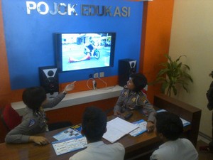 Polwan Cantik Dikerahkan untuk Mengedukasi Pemohon SIM di Semarang