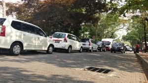 Tanpa Voorijder, Ibu Negara Iriana dan 2 Anaknya Keluar Istana Naik Innova