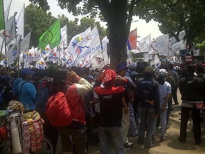 Tuntut UMP 2015 Naik 30%, Buruh Kembali Serbu Kantor Ahok