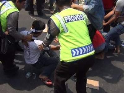 Warga Terlibat Aksi Dorong dengan Polisi Tolak Pembangunan Pabrik Kran