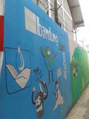 Kampanye Lingkungan Lewat Lukisan Mural di Kawasan Bebas Sampah di Bandung