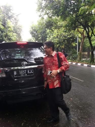 Hasto Datangi Rumah Mega