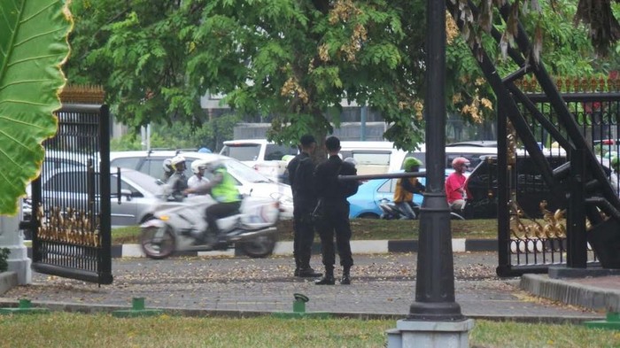 Misteri Mobil Lexus Hingga Range Rover yang Bolak Balik ke Halaman Istana