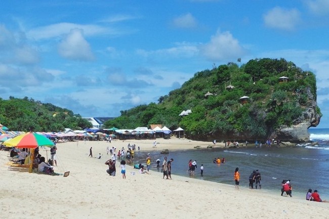 5 Tips Mengunjungi Pantai Unik Indonesia