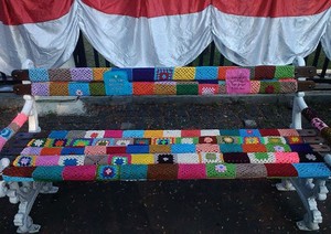 Mempercantik Bangku Trotoar Ibukota dengan Rajutan