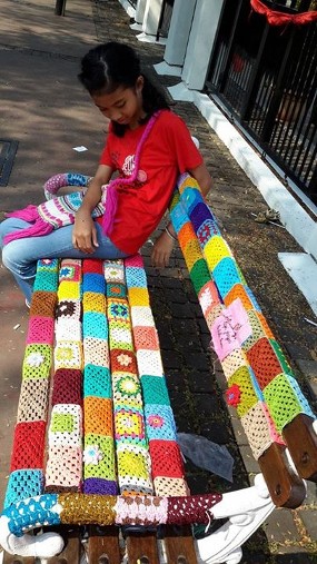 Mempercantik Bangku Trotoar Ibukota dengan Rajutan