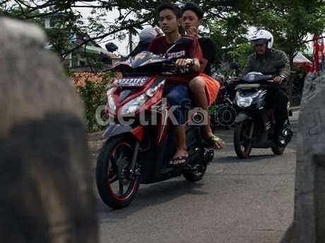 Kening Orang Asing pun Mengkerut Lihat Anak SMP Naik Motor di Indonesia