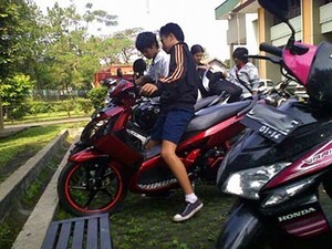 Hampir Ditabrak Motor oleh Anak SD di Trotoar