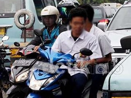 Hampir Ditabrak Motor oleh Anak SD di Trotoar