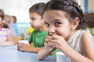 Inilah 3 Prinsip Cara Makan yang Diajarkan pada Anak-anak Prancis!