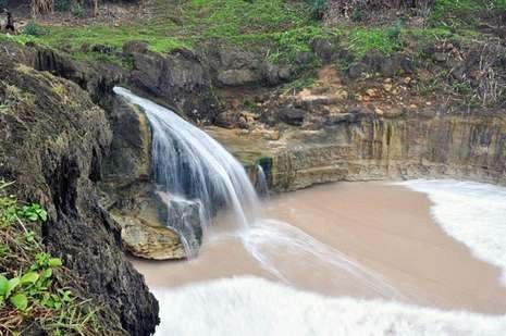 3 Pantai Indonesia Ini Punya Air Terjun Langsung ke Laut