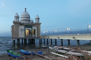 2 Pantai Indonesia yang Punya Masjid Terapung