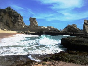 Pantai Klayar di Pacitan Punya Batu Berbentuk Sphinx