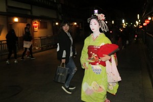 Mengamati Tingkah Laku Geisha dan Tamunya di Kyoto