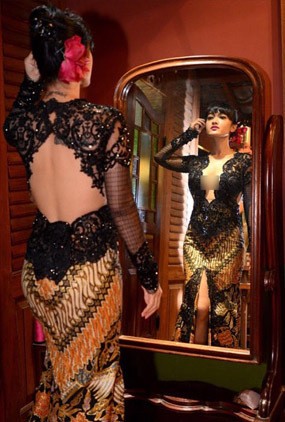 Pakai Kebaya Hitam, Julia Perez Pamer Dada dan Punggung