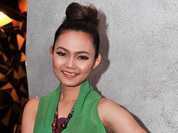 Rina Nose Ditembak Penyanyi Korea Ricky Ujung?
