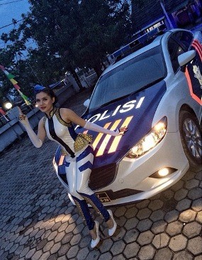 Ini Jadinya Jika Vicky Shu Berseragam ala Polisi