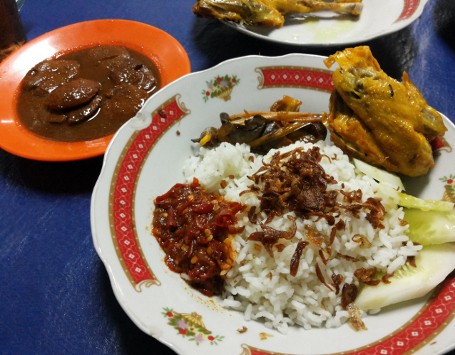 Kalau Lapar Berat, Sarapan Saja Nasi Uduk Berlauk Komplet