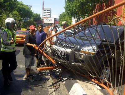 Hyundai Tucson Seruduk Pagar Pembatas Jalan Urip Sumoharjo