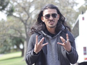 Rio Dewanto Tampil Gondrong dan Bergigi Emas di CJR The Movie 2