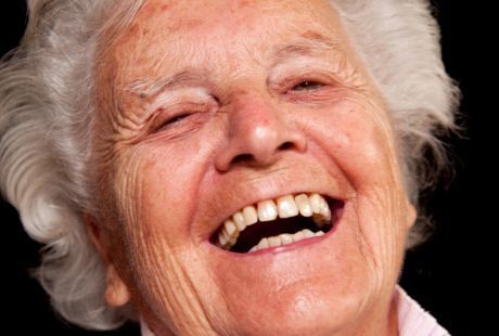 Rahasia Agar Gigi Tetap Kuat dan Sehat Meski Sudah Lanjut Usia