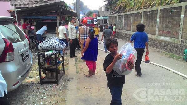 Kebakaran Pabrik Minyak Sawit di Bekasi Meluas, Warga Selamatkan Perabotan