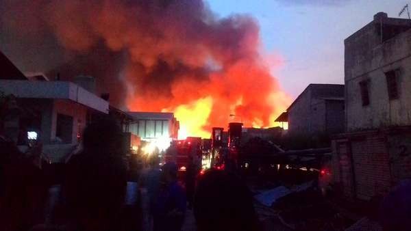 Sudah 8 Jam, Kebakaran Pabrik Minyak Sawit di Bekasi Masih Membara