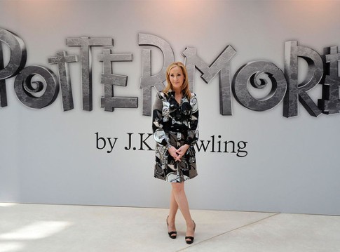 Berkicau di Twitter, JK Rowling Bantah Tulis Novel Roman