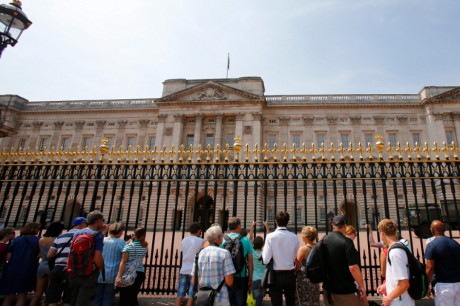 Amunisi Ditemukan di Istana Buckingham, Polisi Inggris Ditangkap