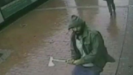 Pria Berkapak Serang Polisi New York yang Sedang Berfoto