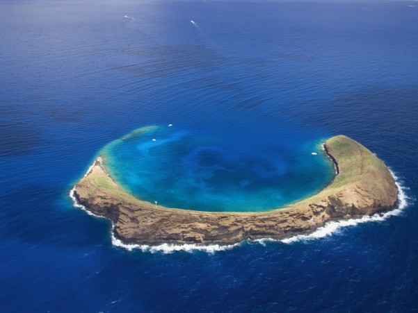 Keren! Hawaii Punya Pulau Berbentuk Huruf U