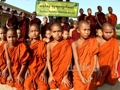 Melihat Sekolah Budha di Myanmar
