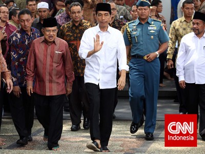 Jokowi dan JK Salat Jumat Perdana di Istana