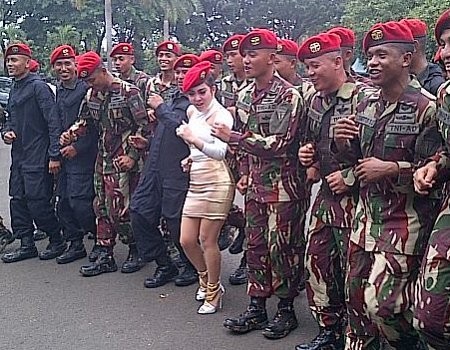 Syahrini Ajari Kopassus Cara Maju Mundur Cantik