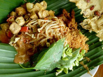 Sego Pecel Pedas Gurih, Sarapan Segar Mengenyangkan